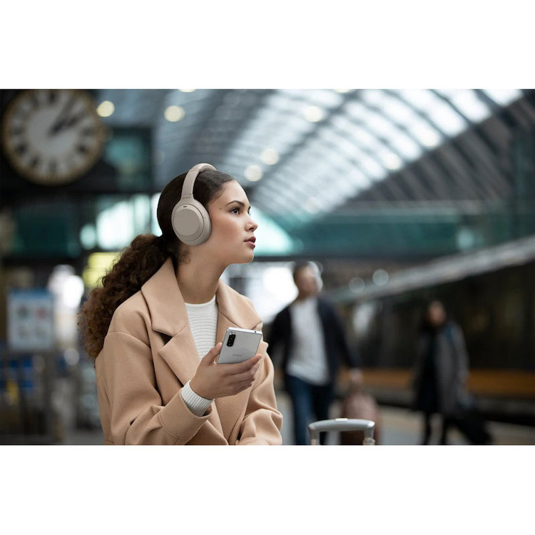 هدفون بلوتوثی سونی مدل WH-1000XM4 با نویز کنسلینگ فعال (ANC)، نویزکنسلینگ میکروفون (ENC)، درگاه شارژ USB Type-C، دارای میکروفون داخلی با کیفیت بالا، مقاوم در برابر رطوبت و عرق